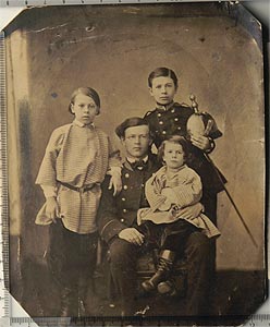 Братья Берсы с учителем В. И. Богдановым. Москва. Фотография. 1858 г. (?) Слева направо: Пётр, Александр и Владимир (на коленях учителя).