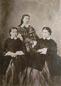 Сёстры Берс: Софья (слева), Татьяна и Елизавета. Москва. Фотография. 1858-59 гг.